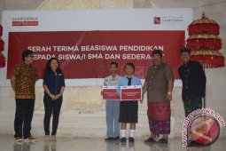 Bupati Buleleng Apresiasi Swasta Salurkan Beasiswa Pendidikan