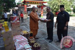 Pemko Serahkan Bantuan Sembako
