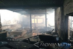 Pabrik Kerupuk Belakang Mapolrestabes Surabaya Terbakar
