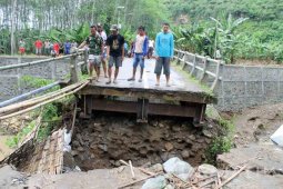 Ratusan Nelayan Tulungagung Terisolir Akibat Jembatan Putus