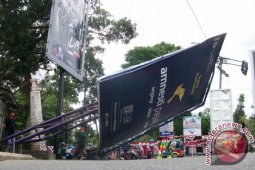 Akibat Tiang Kropos Baliho Reklame Tumbang