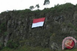 Merah Putih Membentang di Gunung Batu Bandung Barat