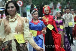 Warga Trenggalek Antusias Saksikan Peragaan Busana Jalanan