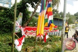 Pedagang Bendera Musiman di Ambon Panen Rejeki
