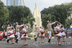 Ratusan Peserta Festival Lintas Budaya Diarak Naik Becak