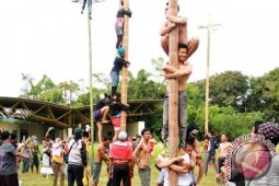 Panjat Pinang Massal Meriahkan HUT Kemerdekaan di Tenggarong
