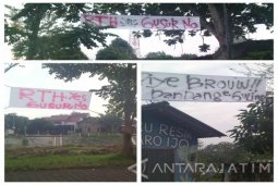 Puluhan "PKL" Sungai Ngrowo Datangi DPRD Tulungagung