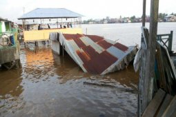 Satu Rumah Warga Sungai Kapuas Roboh