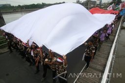 Mengarak Bendera Raksasa