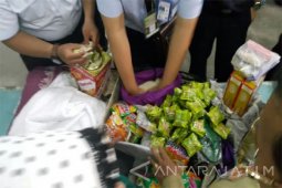 PPIH Embarkasi Surabaya Temukan Satu Koper Obat Pegal Linu