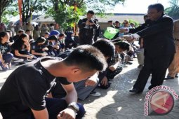 Gubernur Babel Mandikan 37 Siswa Peserta Pawai
