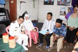 Momen Haru saat Bupati Anas Kunjungi Mahasiswa Penerima Beasiswa