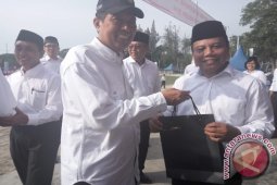 Penyerahkan Souvenir