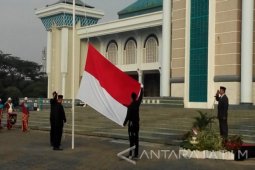 Masjid Al-Akbar Surabaya Gelar Upacara Bendera