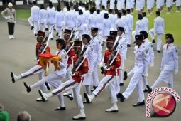 Arak-arakan bendera pusaka dimulai di Monas