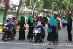 HMI Sumenep Bagikan Bendera kepada Pengguna Jalan