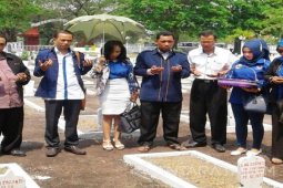NasDem Sidoarjo Tabur Bunga di Makam Pahlawan
