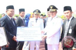 Bupati Beri Penghargaan Disaat Peringatan HUT RI ke 71