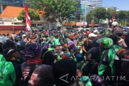 Demo Gojek di Surabaya Berakhir Ricuh