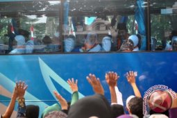Calhaj Karawang dibekali syal agar tidak tersesat