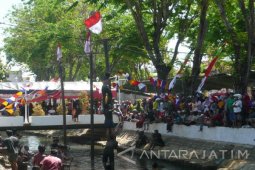 Puluhan Warga Sumenep Ikuti Panjat Pinang "SAI"