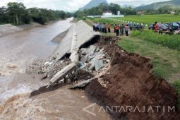 Tanggul Ambrol Ancam Jembatan Antarkecamatan di Tulungagung