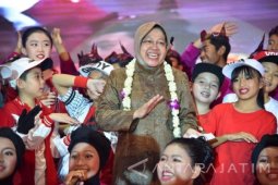 Risma Dapat Penghargaan Alumni Terbaik Dunia IHS Belanda
