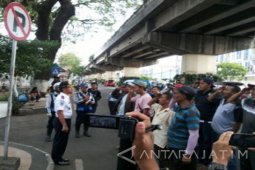 Belasan Sopir Angkot di Malang Dihukum Menyanyi Indonesia Raya