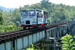 Lori Wisata