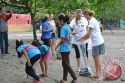 Wisatawan Jerman Bersihkan Sampah Pantai Pangandaran
