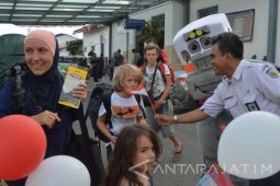 KAI Daop 9 Jember Bagikan Balon Merah Putih