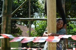 Lomba Panjat Pohon Pisang