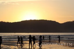 Pantai Pulau Merah Ramai Pengunjung