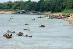 Penambang Pasir Bengawan Solo