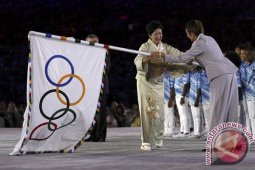 Bendera Olimpiade tiba di Tokyo