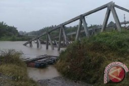 Jembatan di Abdya ambruk diterjang banjir