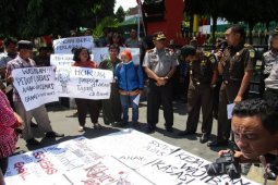 Massa Unjuk Rasa Terkait Vonis Soni Sandra