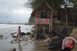 Pondok wisata Abdya porak-poranda diterjang ombak