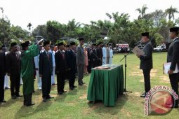 Polwan Singkil bagi sembako untuk masyarakat miskin