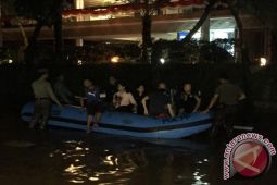 Warga Asing Terjebak Banjir Kemang Dievakuasi Dengan Perahu Karet