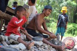 Warga Alih Usaha Jadi Pemecah Batu