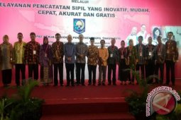 Tebingtinggi Terima Penghargaan Cakupan Akta Kelahiran 2016
