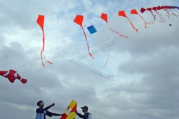 Layang-layang Sepanjang 250 Meter Diterbangkan di Tasikmalaya