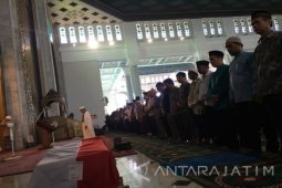 Jenazah Istri Bung Tomo Dishalati di Surabaya