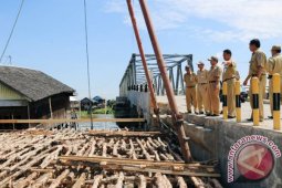BUPATI TINJAU PROYEK PEMBANGUNAN JEMBATAN