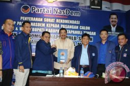 DPP Nasdem Serahkan Rekomendasi Pada Pasangan 'Amira'