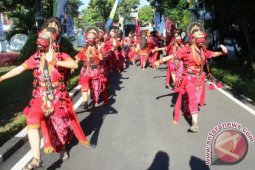 20 Penari Topeng Cirebon Sambut Api PON