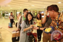 Bandara Bali Bagikan Ribuan Mawar Kepada Penumpang