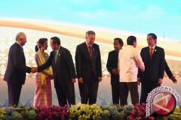 Presiden Jokowi berbincang dengan Duterte setelah retreat