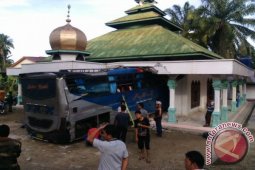 Bus Penumpang Tabrak Masjid, 2 Tewas
